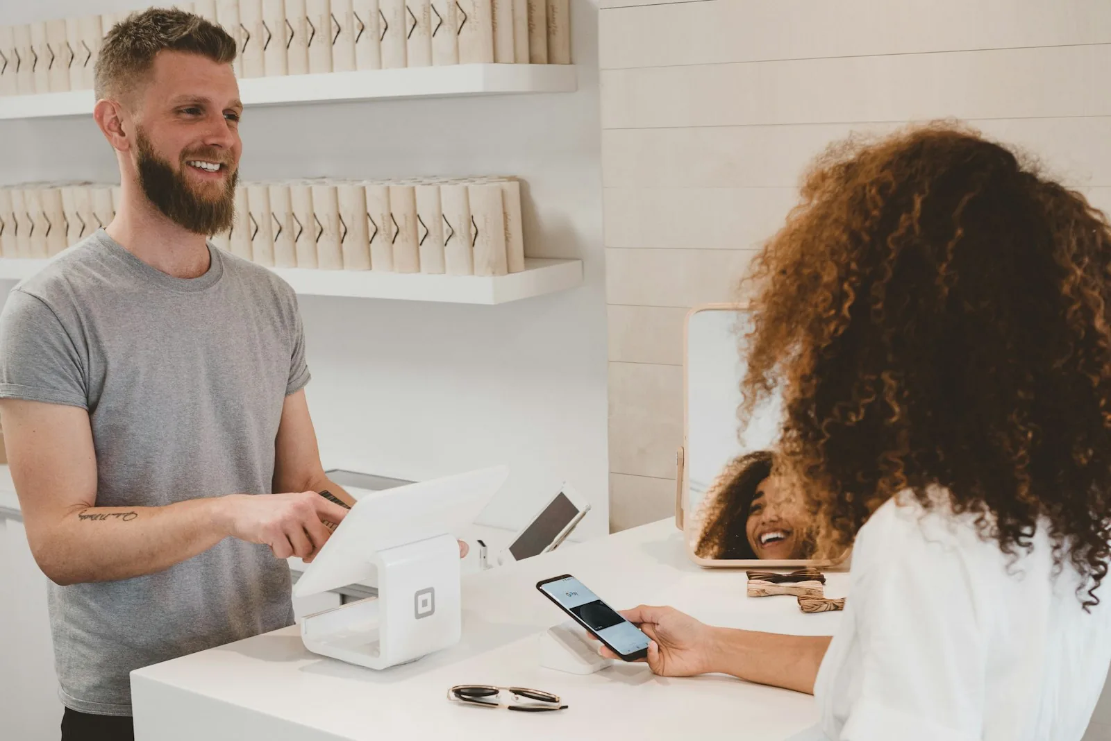 Dono de mercado organizando produtos nas prateleiras — catálogo digital para loja